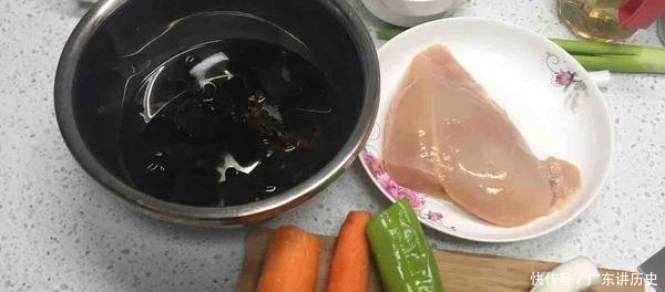 洗好备用:四川传统美食,鱼香肉丝,秋季吃饭的必选,隔三差五吃一次!