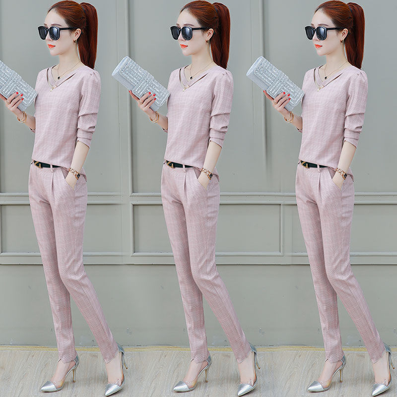 9月出游，穿裙不方便!45岁老婆试试这，时髦套装，年轻15岁