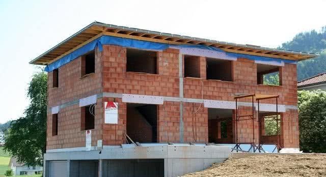 为什么现在越来越多的人回农村自建房而不愿买房了呢？其实很简单