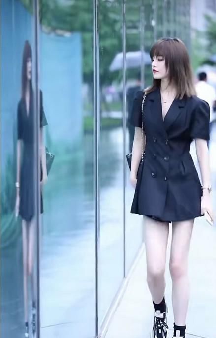  #时尚#女神潮范儿美搭！街拍：青春时尚的搭配,甜美可爱又养眼,让你的美独一无二！