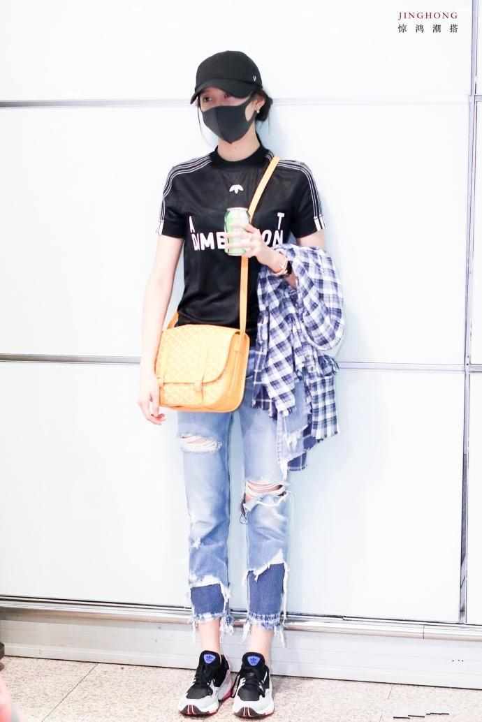 关晓彤真疯狂! 破洞牛仔裤也要穿两条? 网友: 腿长就怕热了吗?