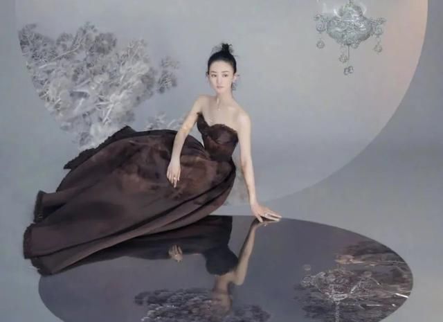  春天都：全网都在仿的Jennie粉嫩蜜桃妆，今年哪里不一样？