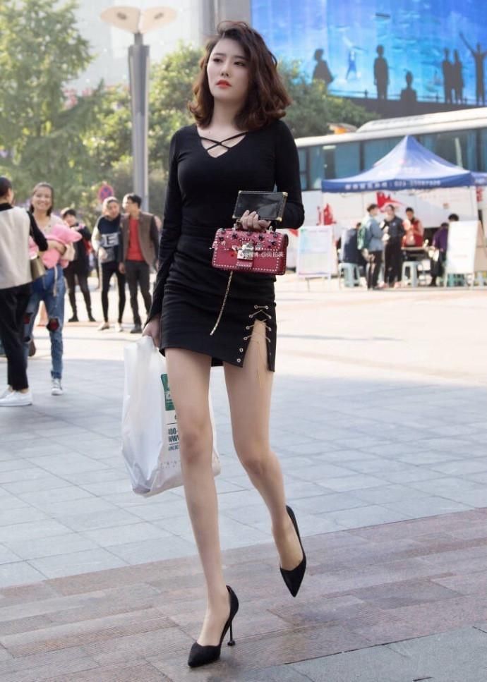 街拍:美女抹胸包臀裙，整体风格既淡雅又干净!