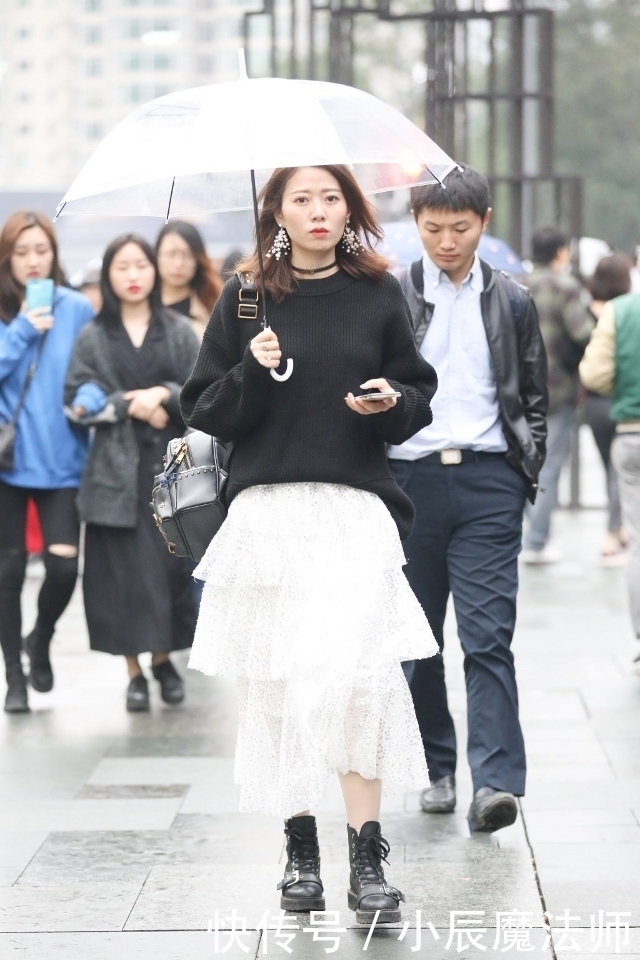  气质|路人街拍，美女九分的牛仔裤搭配短外套，非常有气质
