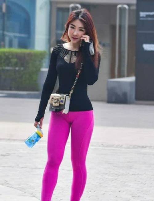 时尚小姐姐有着闭月羞花之容貌，粉色紧身裤勾勒出一道勒痕十分迷