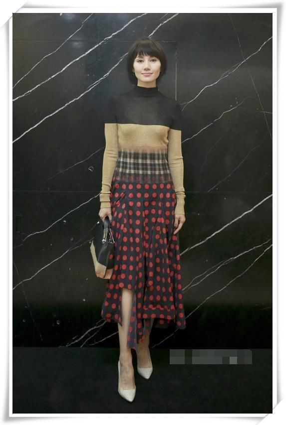 袁泉厉害！白T配仔裤完美展现简约风，网友直呼：重点都在鞋子上