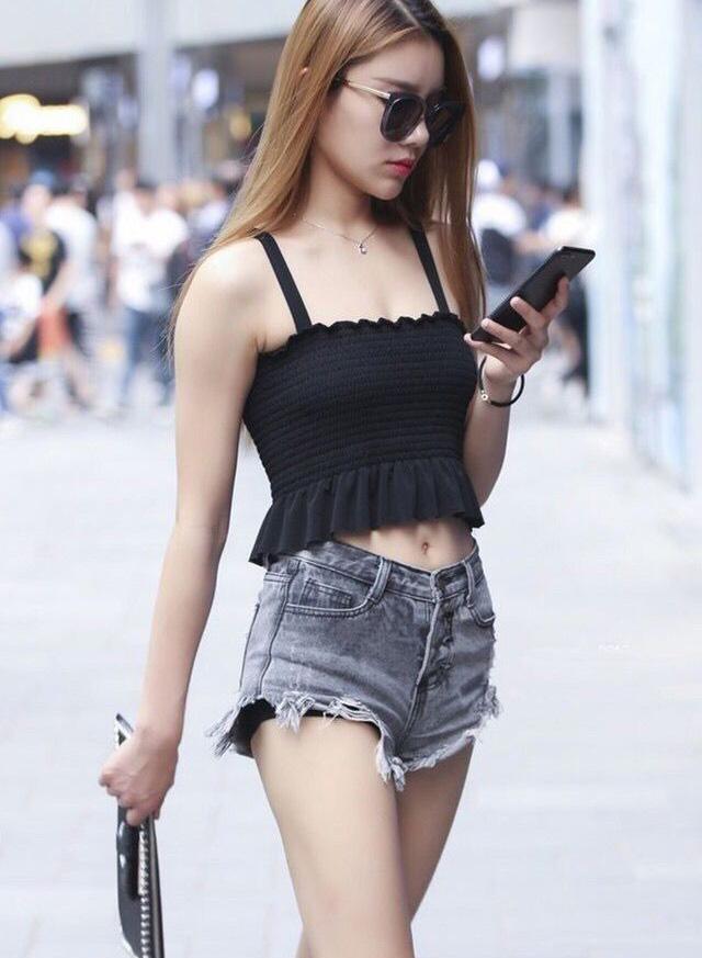 时尚街拍：优雅甜美的小姐姐，穿吊带小背心，彰显女人性感韵味