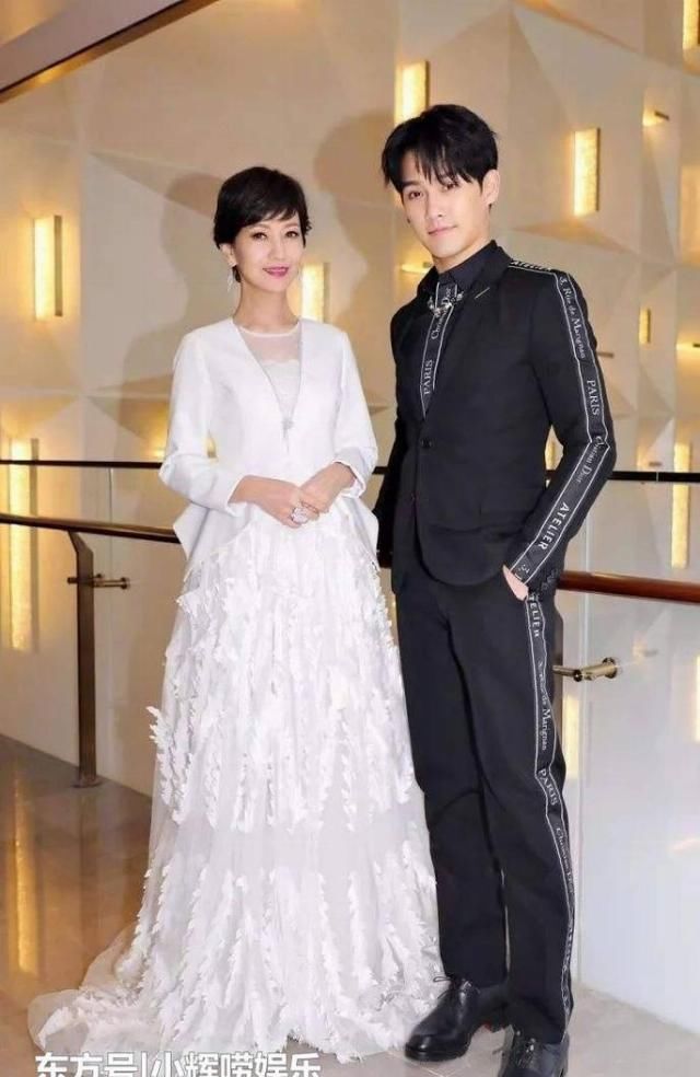 「气质」赵雅芝针织衫配过膝靴，时髦感不输杨幂，谁能想到她已经65岁了