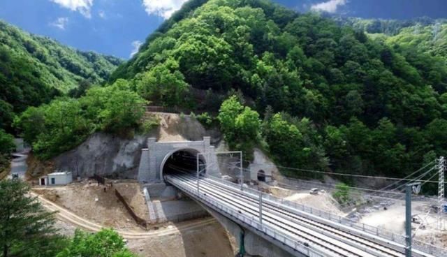  交通网络|穿越秦岭！中国修建史上十分艰难的铁路，时速仅250公