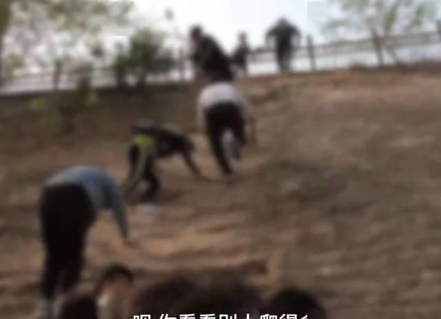  『爬墙』景区闭园，家长带孩子爬城墙进入！保安怒怼：你们就这样教孩子？