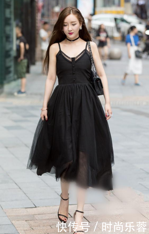 街拍:夏天是首选热裤?还是选择裙子呢?好多美女用行动来诠释!