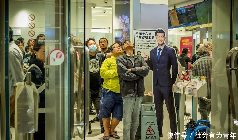  「夜晚」实拍香港的夜晚 年轻人满脸麻木, 七八十岁的老人仍在为
