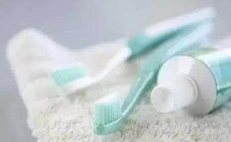 脸上长了“老年斑”，牙膏加上它，不仅祛斑还净化黑头