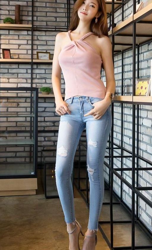 凹凸紧致的牛仔裤美女，散发小仙女气质，很招人喜欢!