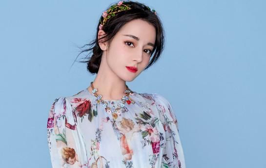 迪丽热巴晒照片秀清纯，不料却被胡冰卿晒出的照片给打败了