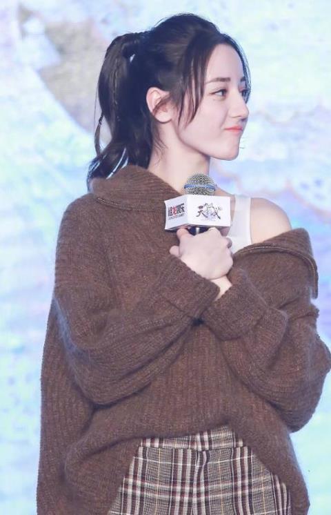 撞衫不可怕谁丑谁尴尬，张雪迎撞衫迪丽热巴，网友：差距太大