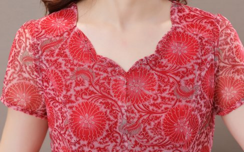 瞧瞧!新出“高档红”妈妈装，竟比旗袍洋气，难怪婆婆一买就5件