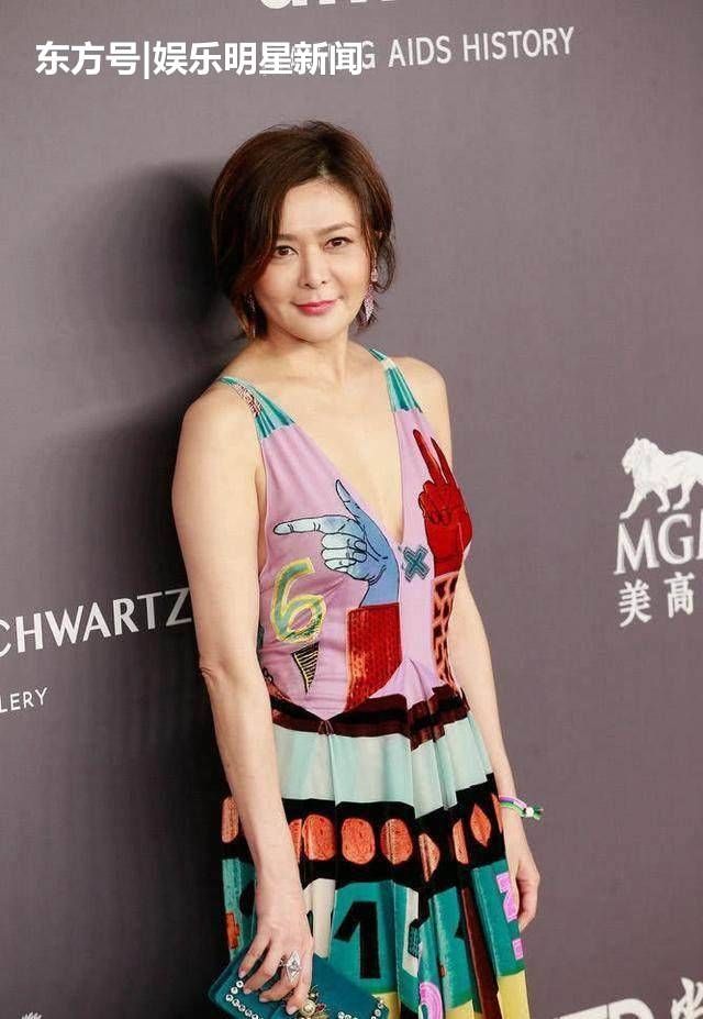 56岁关之琳真会穿!超短发吊带裙真显嫩 网友:不愧是逆龄美人