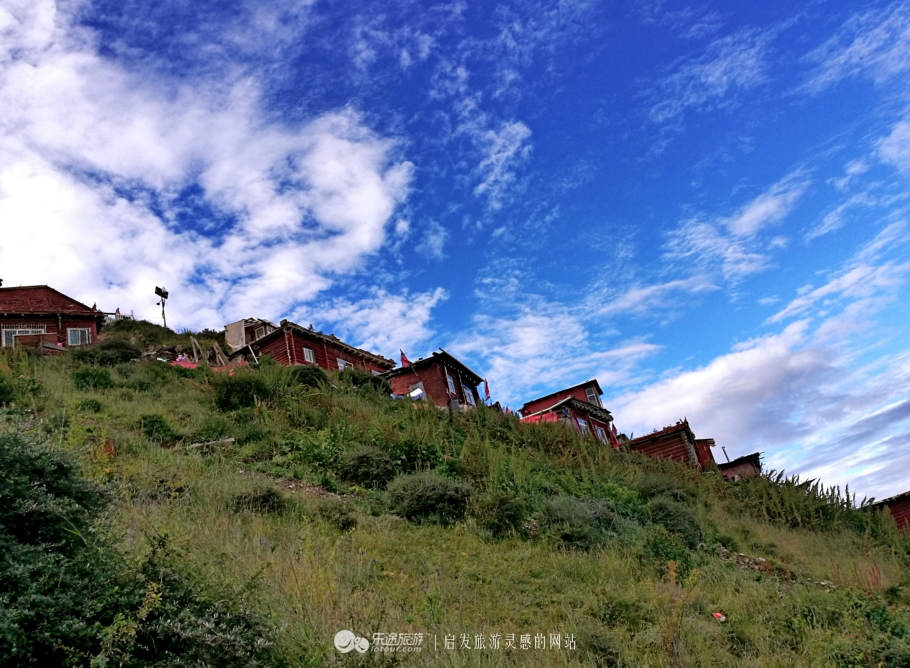 色达佛学院:小木屋磊叠出世上最大的佛学院
