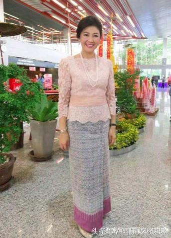 各国第一夫人穿传统服装：梅拉尼娅穿旗袍秀中国美，英拉泰国风情