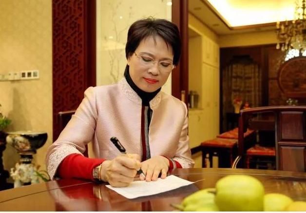 中国最励志女企业家:靠卖饰品38年赚得300亿，还养着家族28个人