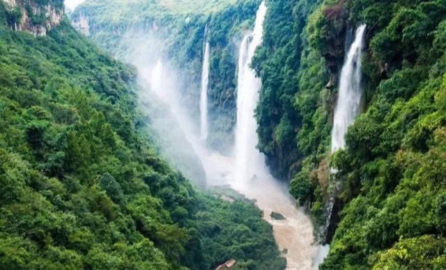 我国一处峡谷地缝，拥有上百处瀑布，非常壮观！