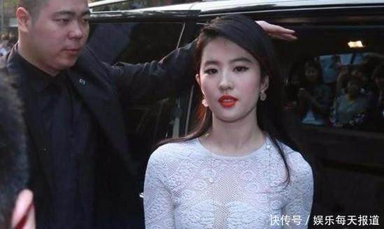 刘亦菲真敢穿! 蕾丝上衣太紧都要撑破了,做她保镖好幸福!