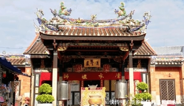 世界上最“奇特”的寺庙,到处布满了青蛇,游客却只增不减