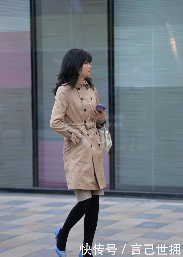  [美女]路人街拍，美女直接搭配一件超短热裤，大长腿完美呈现