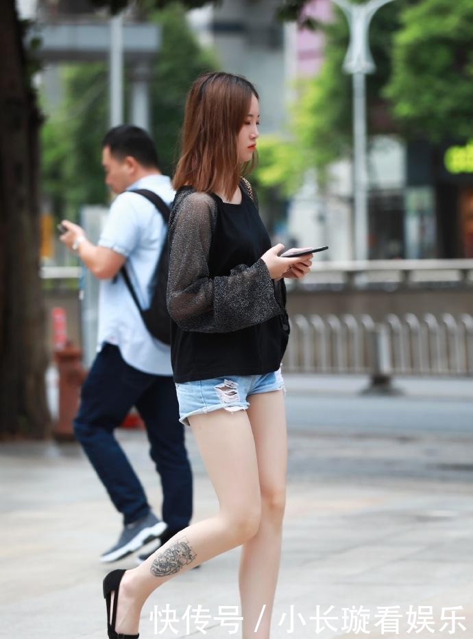 #百看不厌#街拍:“百看不厌”说的就是美女的美腿