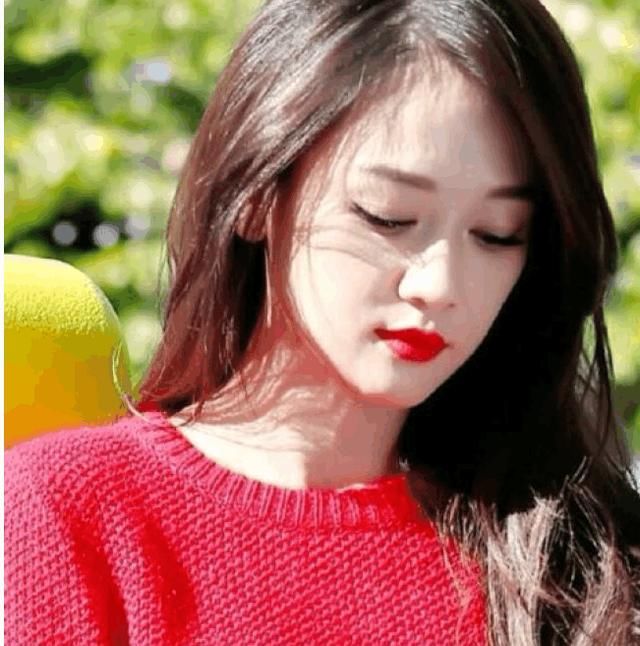 陈乔恩上演“蓝色暴击”艳压全场，熟女风格大秀性感