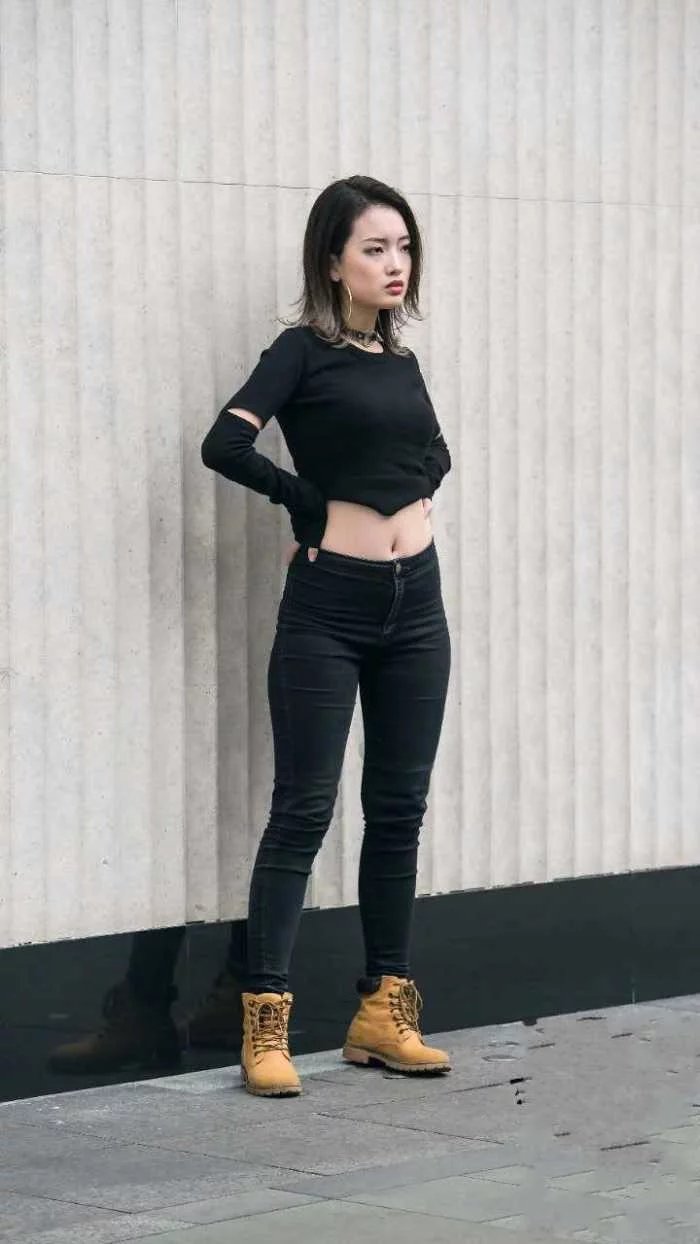气质女神小姐姐黑色T恤搭配紧身裤，简约的穿搭，尽显时尚女性魅