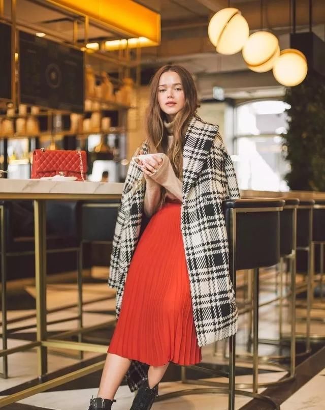  「柔软」早春穿搭:大衣+裙子最全穿搭指南,让你美出新高度!