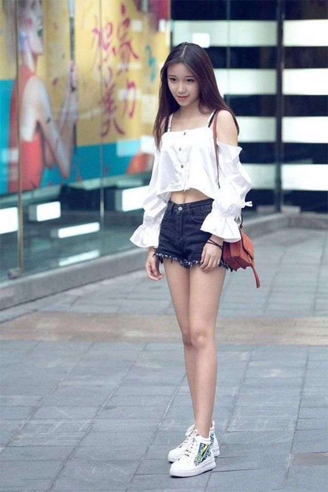 街拍：身材高挑的气质美女，一双大长腿很是迷人