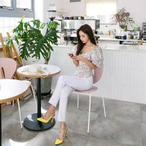 牛仔裤展现身段时尚又有个性，彰显优雅的身姿，看着美不胜收！