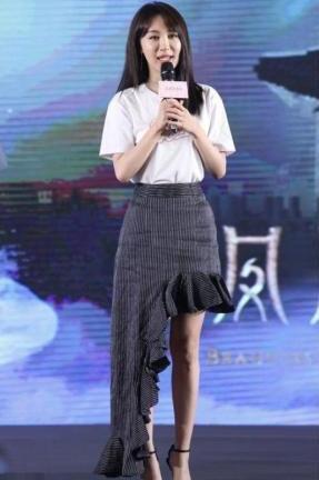 李菲儿真猛！高开叉裙中间线都快撑裂了，网友：这腿缝，呵呵了！