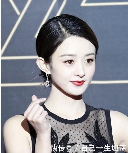 『冻得』女星冬天走红毯赵丽颖被冻哭,她冻晕了,杨幂才是情商最高的