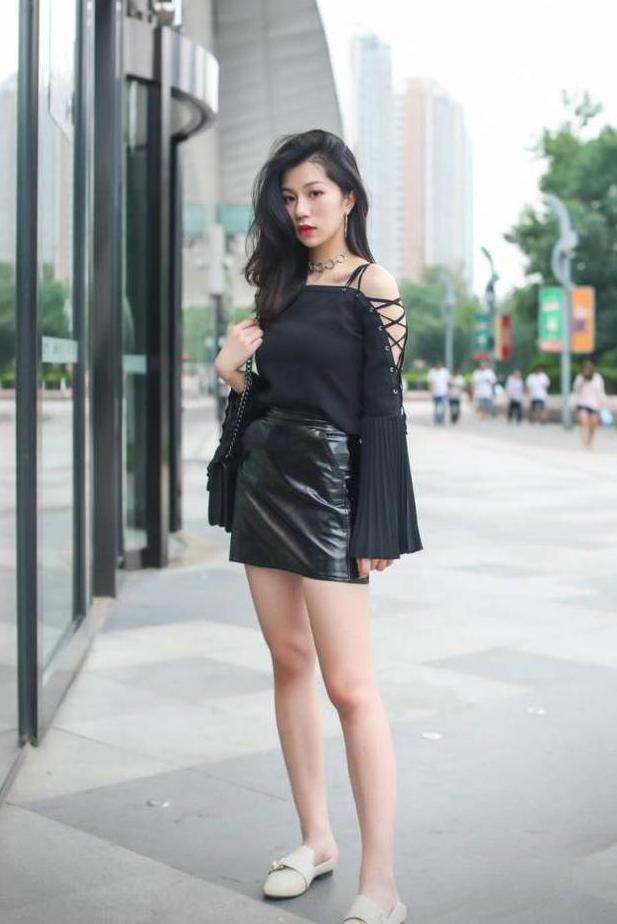 白领气质穿露脐装的美女，细腿丰臀身材不要太好！