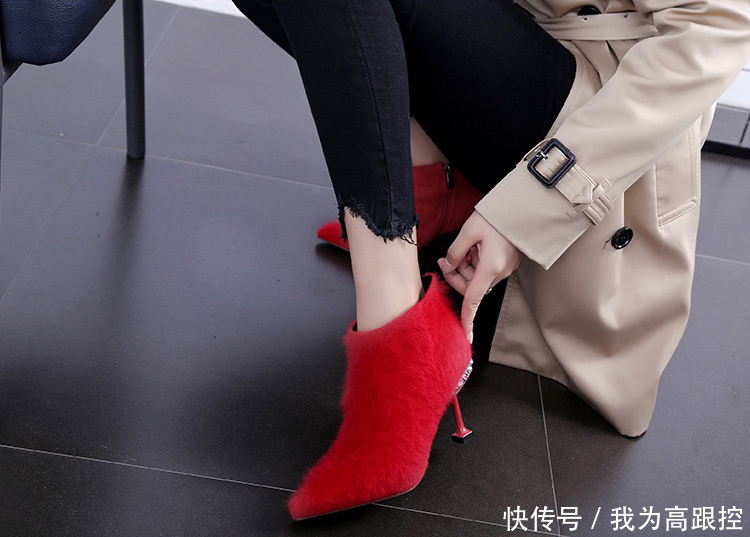 水钻钳边的小方跟印章式高跟鞋