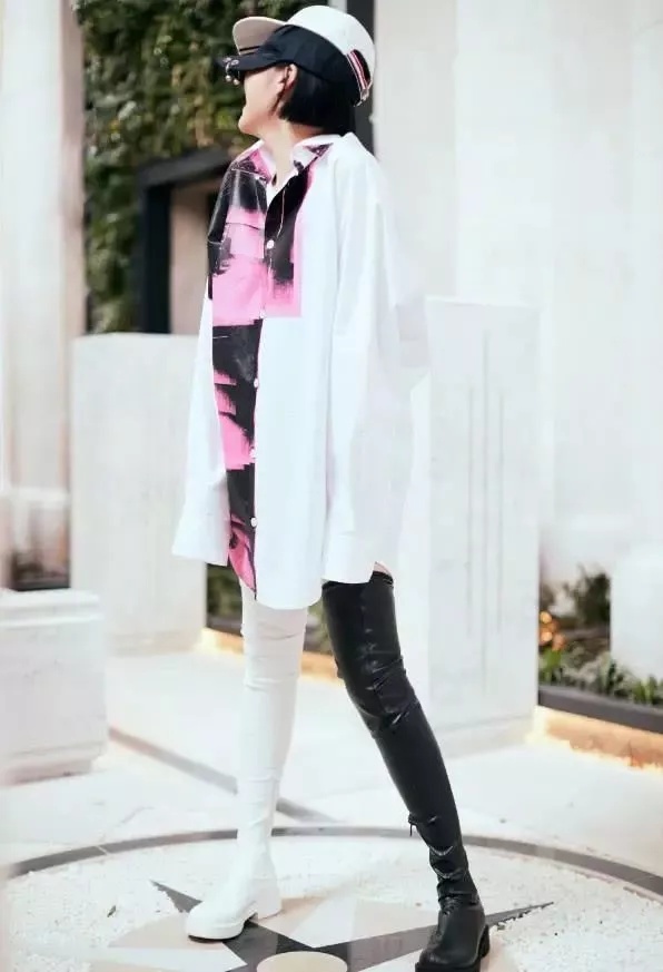 许晴你也太夸张了！裤子也能当鞋穿？网友：一般人驾驭不了！