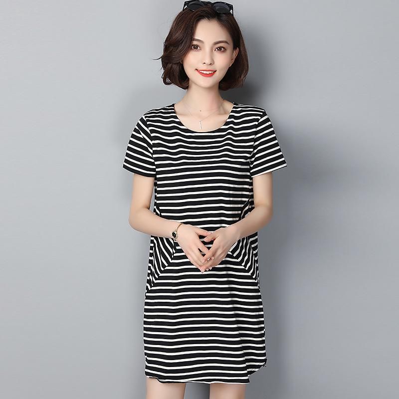 40岁女人别乱穿衣，看下面女人穿“T恤裙”，也是别有一番滋味