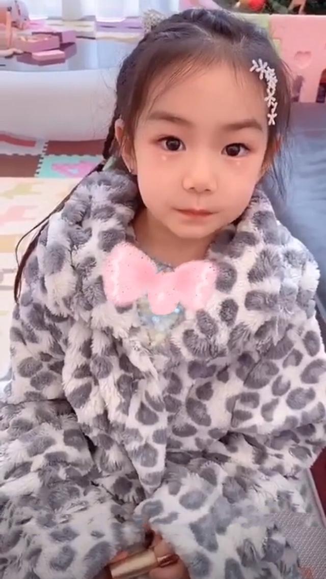  #毛绒#戚薇晒5岁女儿穿斑点毛绒睡衣扎一头小辫，长开的Lucky像大人