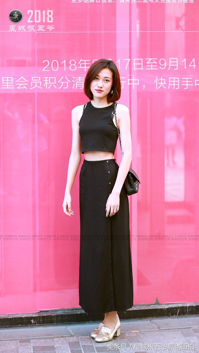 街拍:每一位到三里屯逛街的美女，她们都有自己的穿衣风格