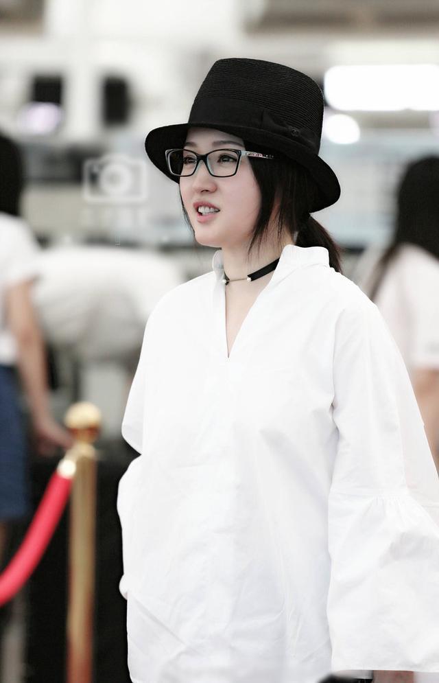 杨钰莹为扮嫩，46岁活生生穿成16，然而脚上鞋子却暴露了一切