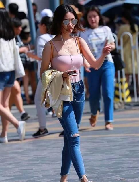 [气质]美女时尚街拍：雪肤花貌的小姐姐，一条黑色连衣裙外搭白色开衫，气质十足