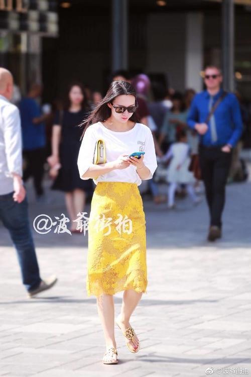 路人街拍：紧身裤搭配粉色吊带装的小姐姐，婀娜体态很养眼