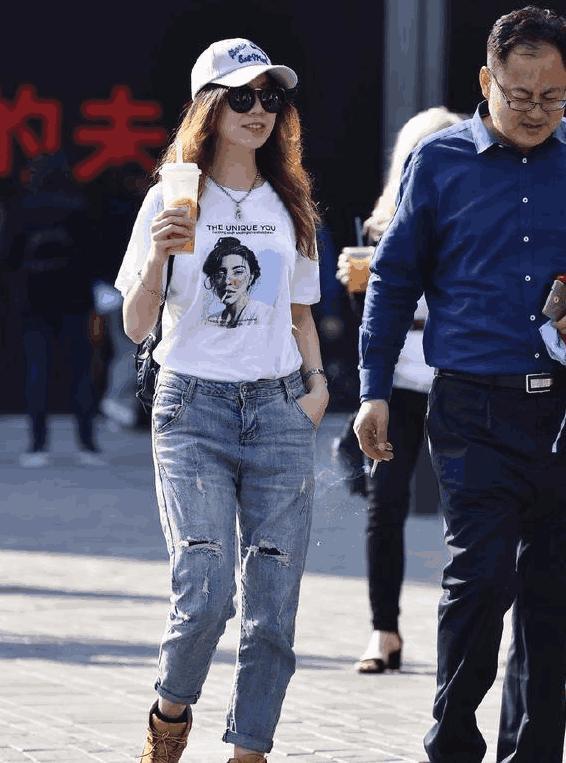 时尚姑娘的牛仔裤怎么就没有一件是完好的呢?