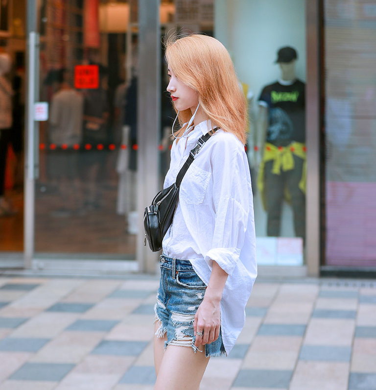 街拍靓丽优雅的穿搭令美女的双腿看起来无比修长,清爽又很时尚!