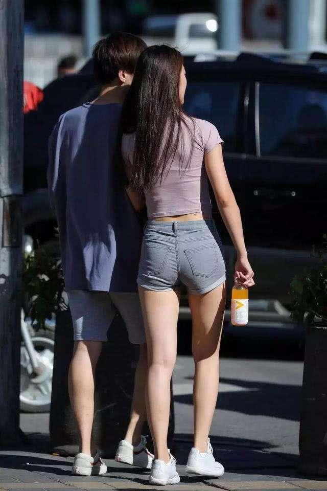 紧身的牛仔短裤能够完美的贴紧你的腿型,展示你身材的好机会