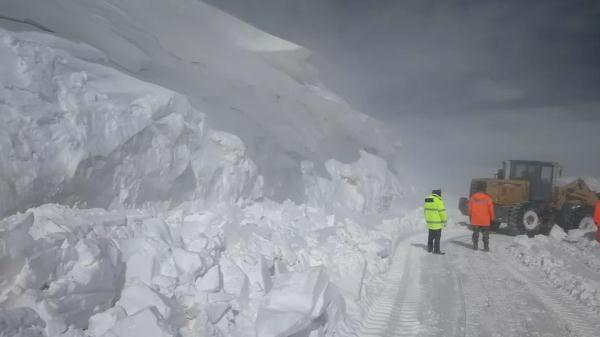 如同科幻大片！玛多境内高速公路积雪最深处达8米 汽车艰难通行